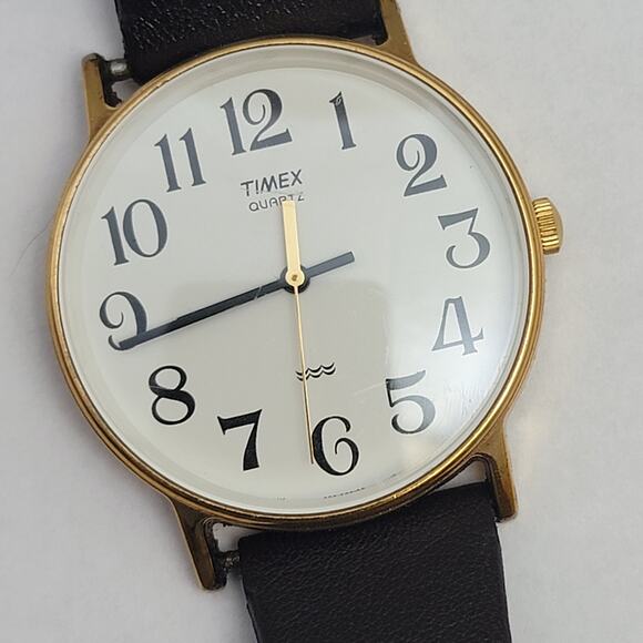 Vintage Watches Timex Quartz Gold Case Watch with Bold Dial & Leather Band - Picture 3 of 10